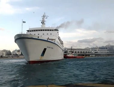 Κρήτη: Μπήκε στο καράβι και ξέχασε το μηχανάκι του αναμμένο στο λιμάνι!